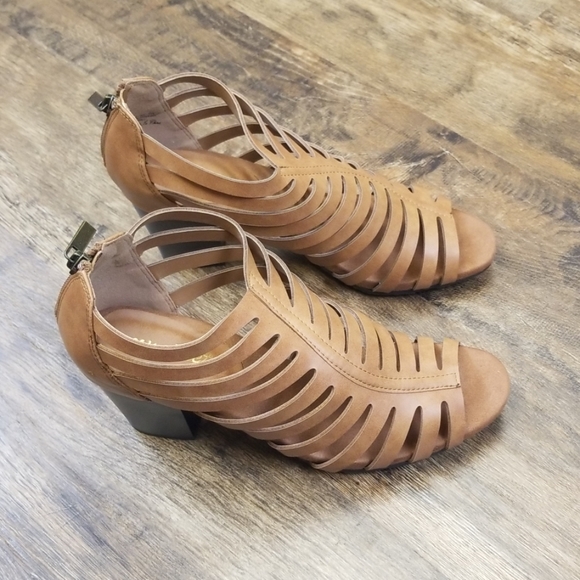 Easy Street Dreamer Sandals - Picture 3 of 3